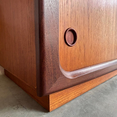 
                  
                    Vintage lowboard op plint teak - LOUI
                  
                