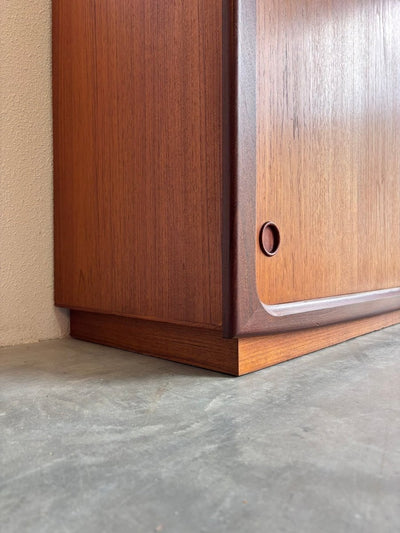 
                  
                    Vintage lowboard op plint teak - LOUI
                  
                