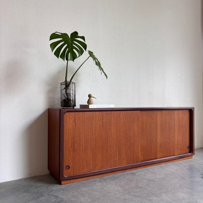 
                  
                    Vintage lowboard op plint teak - LOUI
                  
                