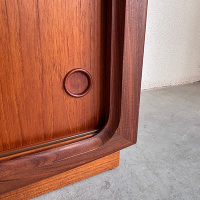 
                  
                    Vintage lowboard op plint teak - LOUI
                  
                