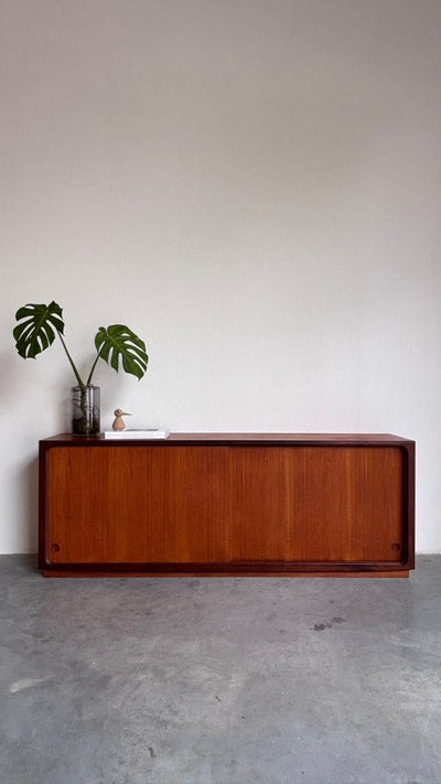 
                  
                    Vintage lowboard op plint teak - LOUI
                  
                