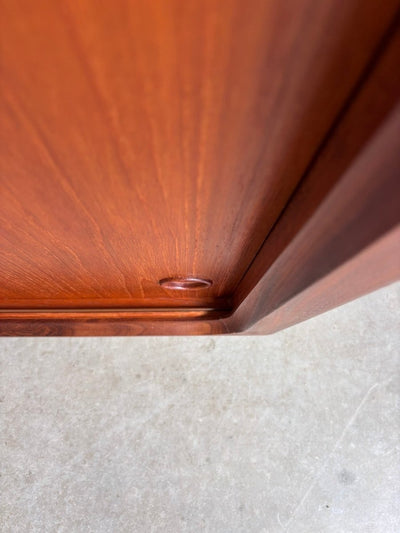 
                  
                    Vintage lowboard op plint teak - LOUI
                  
                