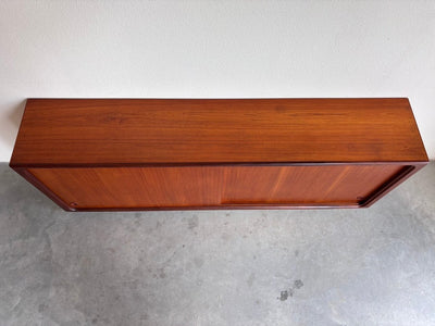 
                  
                    Vintage lowboard op plint teak - LOUI
                  
                