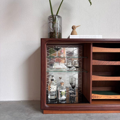 
                  
                    Vintage lowboard op plint teak - LOUI
                  
                
