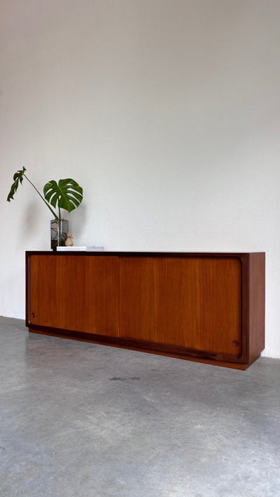 
                  
                    Vintage lowboard op plint teak - LOUI
                  
                