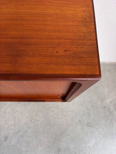 
                  
                    Vintage lowboard op plint teak - LOUI
                  
                