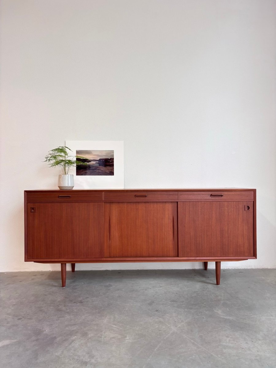 
                  
                    Vintage lowboard teak 3 lades+deuren - LOUI.STORE
                  
                