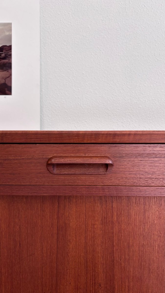 
                  
                    Vintage lowboard teak 3 lades+deuren - LOUI.STORE
                  
                