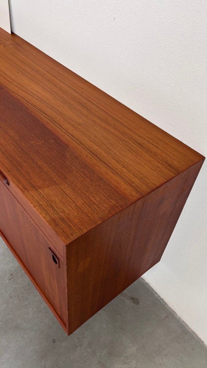 
                  
                    Vintage lowboard teak 3 lades+deuren - LOUI.STORE
                  
                