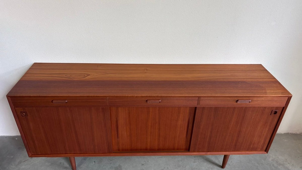 
                  
                    Vintage lowboard teak 3 lades+deuren - LOUI.STORE
                  
                