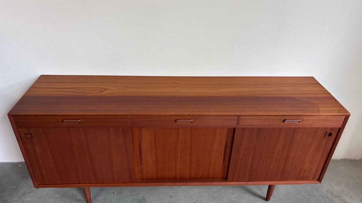 
                  
                    Vintage lowboard teak 3 lades+deuren - LOUI.STORE
                  
                