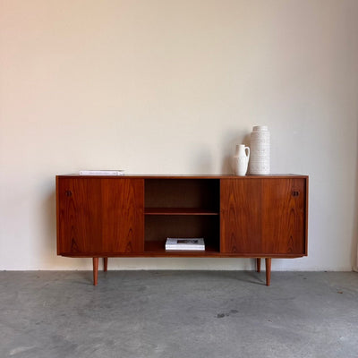 
                  
                    Vintage lowboard teak 3 schuifdeuren - LOUI
                  
                