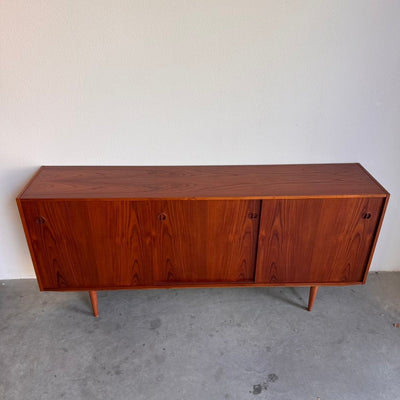 
                  
                    Vintage lowboard teak 3 schuifdeuren - LOUI
                  
                