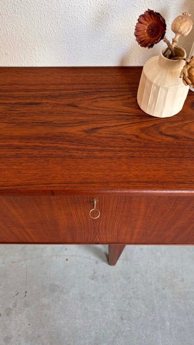 
                  
                    Vintage lowboard teak klep & lades - LOUI.STORE
                  
                