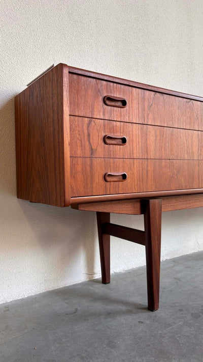 
                  
                    Vintage lowboard teak klep & lades - LOUI.STORE
                  
                