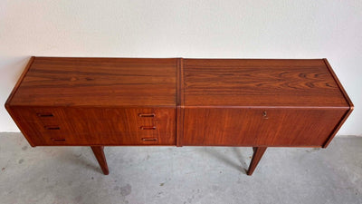 
                  
                    Vintage lowboard teak klep & lades - LOUI.STORE
                  
                
