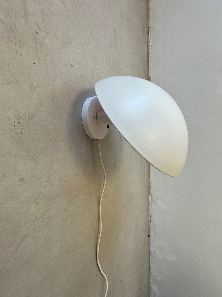 
                  
                    Vintage muurlamp ‘P Hat’ door Poul Henningsen - LOUI.STORE
                  
                