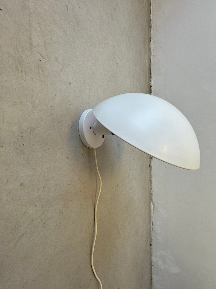 
                  
                    Vintage muurlamp ‘P Hat’ door Poul Henningsen - LOUI.STORE
                  
                