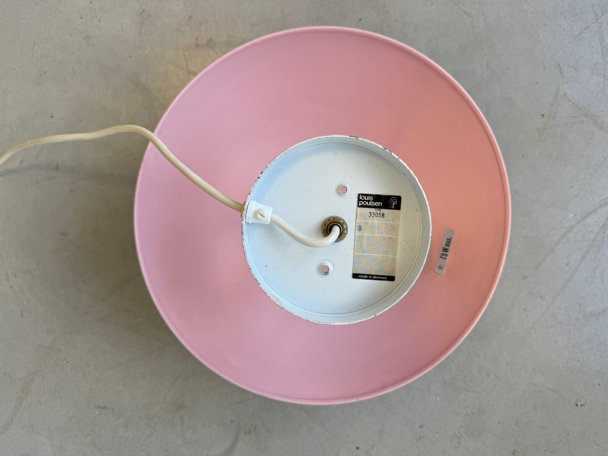 
                  
                    Vintage muurlamp ‘P Hat’ door Poul Henningsen - LOUI.STORE
                  
                