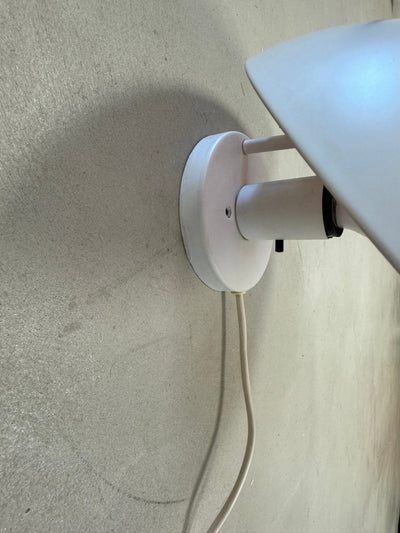 
                  
                    Vintage muurlamp ‘P Hat’ door Poul Henningsen - LOUI.STORE
                  
                