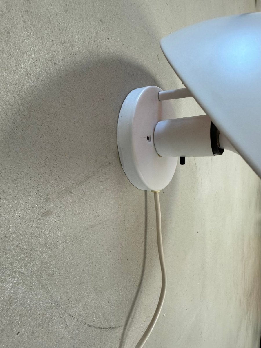 
                  
                    Vintage muurlamp ‘P Hat’ door Poul Henningsen - LOUI.STORE
                  
                