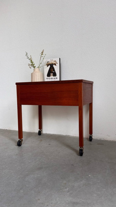 
                  
                    Vintage naaitafeltje teak - LOUI.STORE
                  
                