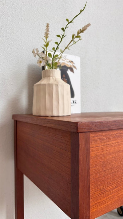 
                  
                    Vintage naaitafeltje teak - LOUI.STORE
                  
                