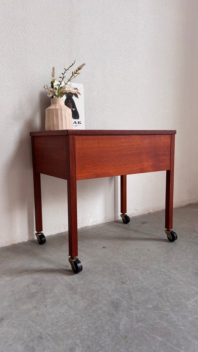 
                  
                    Vintage naaitafeltje teak - LOUI.STORE
                  
                