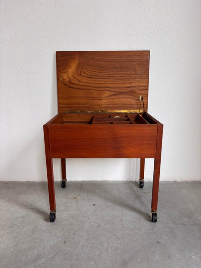 
                  
                    Vintage naaitafeltje teak - LOUI.STORE
                  
                