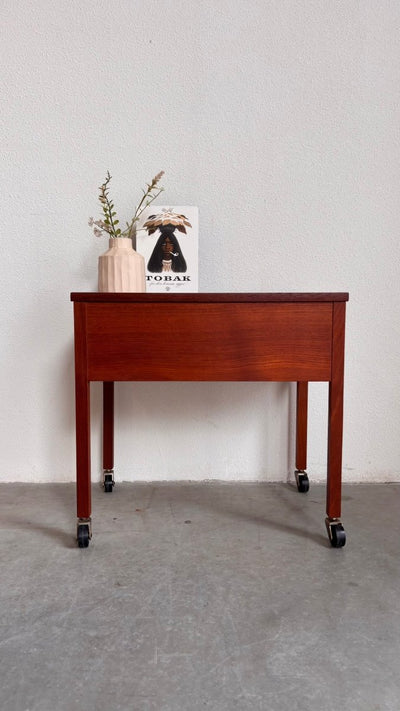 
                  
                    Vintage naaitafeltje teak - LOUI.STORE
                  
                