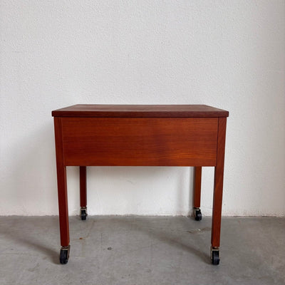 
                  
                    Vintage naaitafeltje teak - LOUI.STORE
                  
                