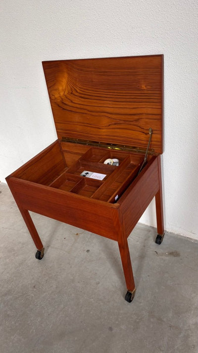
                  
                    Vintage naaitafeltje teak - LOUI.STORE
                  
                