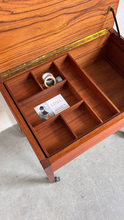 
                  
                    Vintage naaitafeltje teak - LOUI.STORE
                  
                
