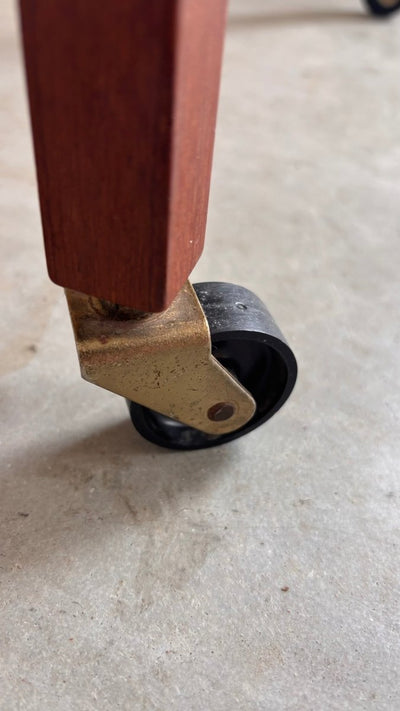 
                  
                    Vintage naaitafeltje teak - LOUI.STORE
                  
                