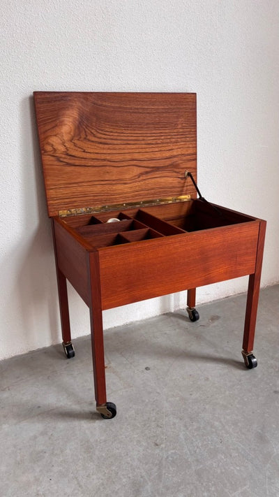 
                  
                    Vintage naaitafeltje teak - LOUI.STORE
                  
                