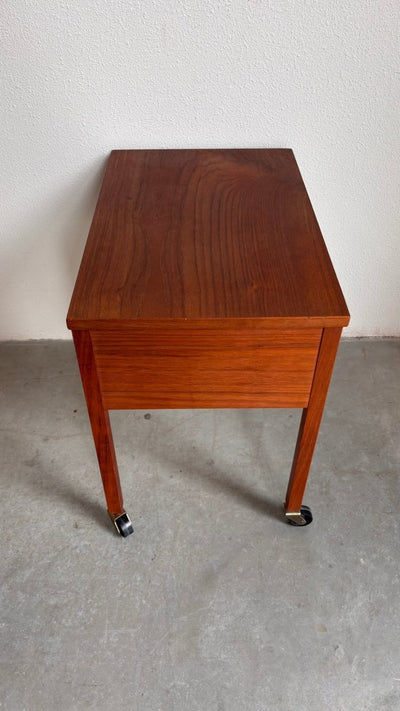 
                  
                    Vintage naaitafeltje teak - LOUI.STORE
                  
                