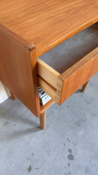 
                  
                    Vintage nachtkastje eik lade - LOUI.STORE
                  
                