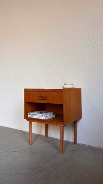 
                  
                    Vintage nachtkastje eik lade - LOUI.STORE
                  
                