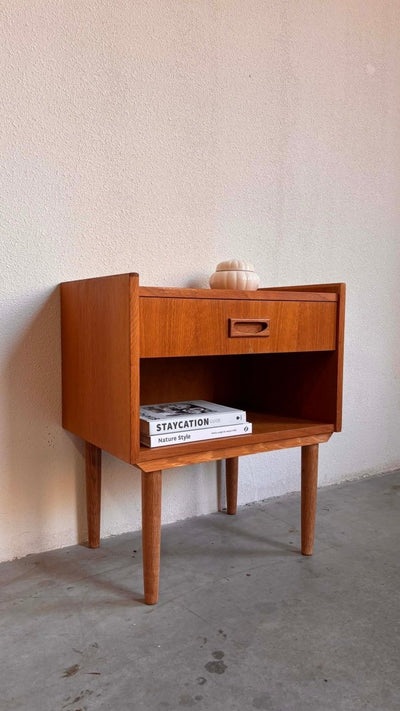 
                  
                    Vintage nachtkastje eik lade - LOUI.STORE
                  
                