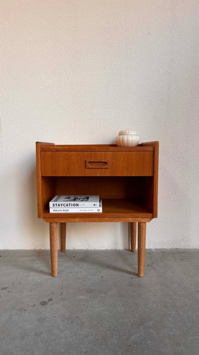 
                  
                    Vintage nachtkastje eik lade - LOUI.STORE
                  
                