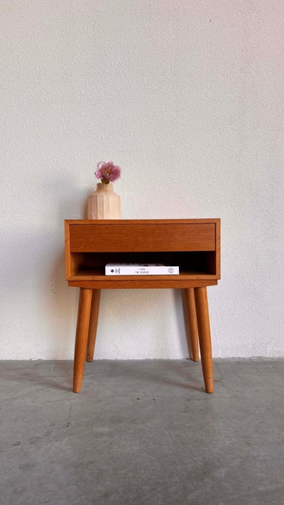 
                  
                    Vintage nachtkastje eiken lade - LOUI.STORE
                  
                