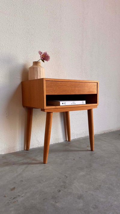 
                  
                    Vintage nachtkastje eiken lade - LOUI.STORE
                  
                