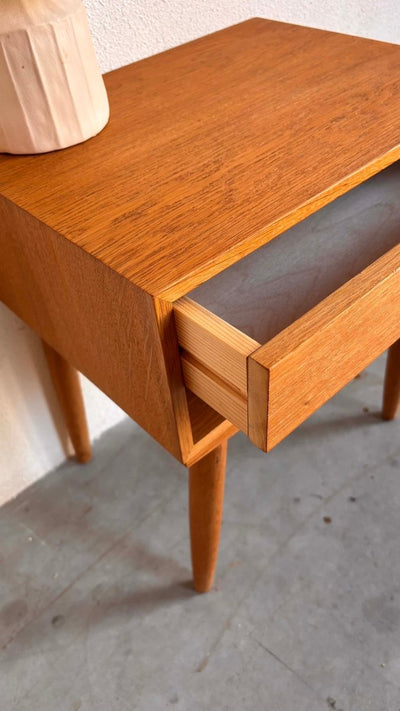 
                  
                    Vintage nachtkastje eiken lade - LOUI.STORE
                  
                