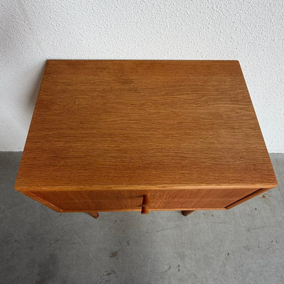 
                  
                    Vintage nachtkastje - klein ladekastje 2* eiken - LOUI
                  
                