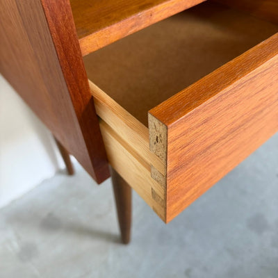 
                  
                    Vintage nachtkastje teak met lade - LOUI
                  
                