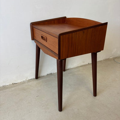 
                  
                    Vintage nachtkastje teak met lade - LOUI
                  
                