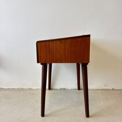 
                  
                    Vintage nachtkastje teak met lade - LOUI
                  
                