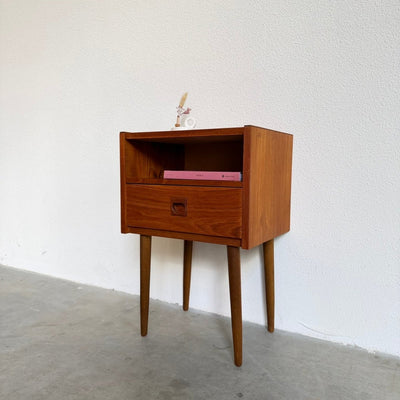 
                  
                    Vintage nachtkastje teak met lade - LOUI
                  
                