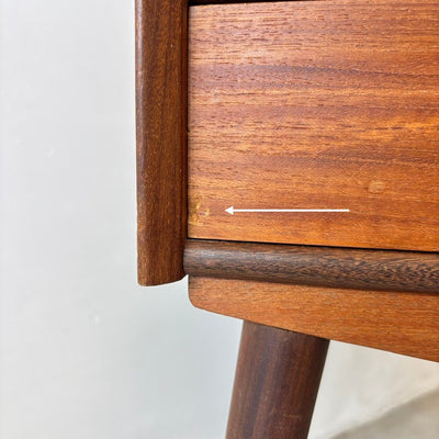
                  
                    Vintage nachtkastje teak met lade - LOUI
                  
                