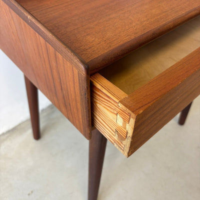 
                  
                    Vintage nachtkastje teak met lade - LOUI
                  
                